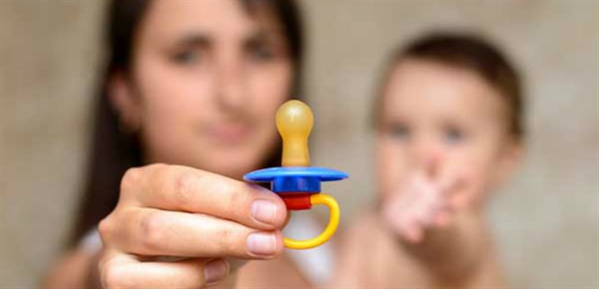 Mách mẹ 7 mẹo đơn giản giúp trẻ cai ti giả dễ dàng