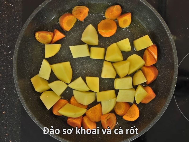 Sơ chế khoai và cà rốt