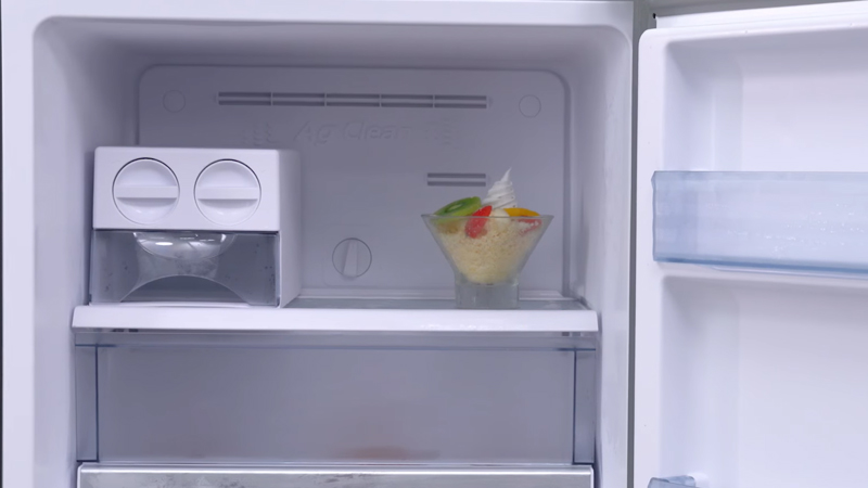 Ngăn làm đá rời tiện lợi Đánh giá chi tiết tủ lạnh Panasonic dòng NR-BL0PKVN liệu có đáng mua? > Ngăn làm đá rời tiện lợi