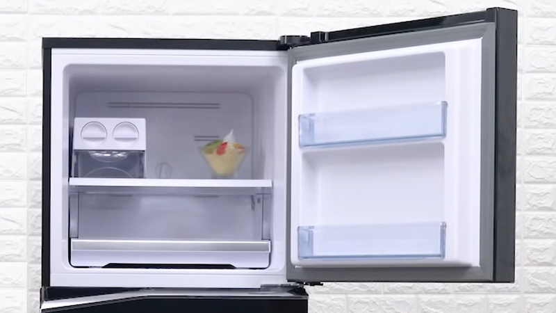 Ngăn đông Đánh giá chi tiết tủ lạnh Panasonic dòng NR-BL0PKVN liệu có đáng mua? > Ngăn đông