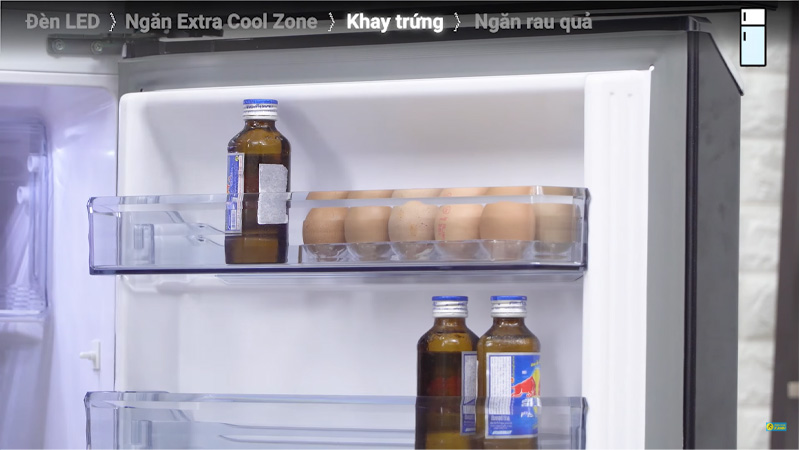 Khay trứng có kích thước lớn Đánh giá chi tiết tủ lạnh Panasonic dòng NR-BL0PKVN liệu có đáng mua? > Khay trứng có kích thước lớn