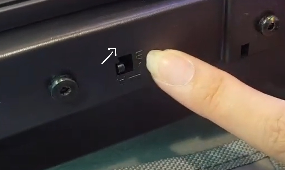 Xoay nút tròn phía bên trong vali theo mũi tên từ A - B.