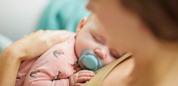 Ti giả có ảnh hưởng đến răng của trẻ? Dùng thế nào cho ...