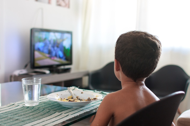 Trẻ mê xem tivi không chịu ăn cha mẹ cần phải làm gì?