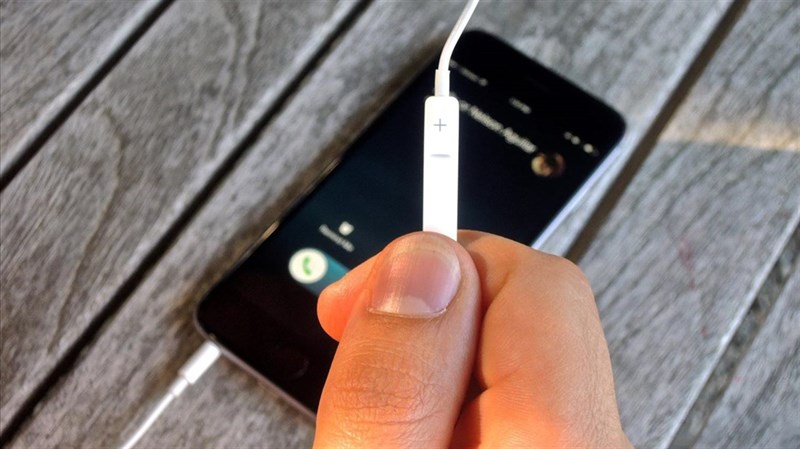 4 tính năng căn bản khi sử dụng tai nghe iPhone phải biết 4 tính năng căn bản khi sử dụng tai nghe iPhone phải biết