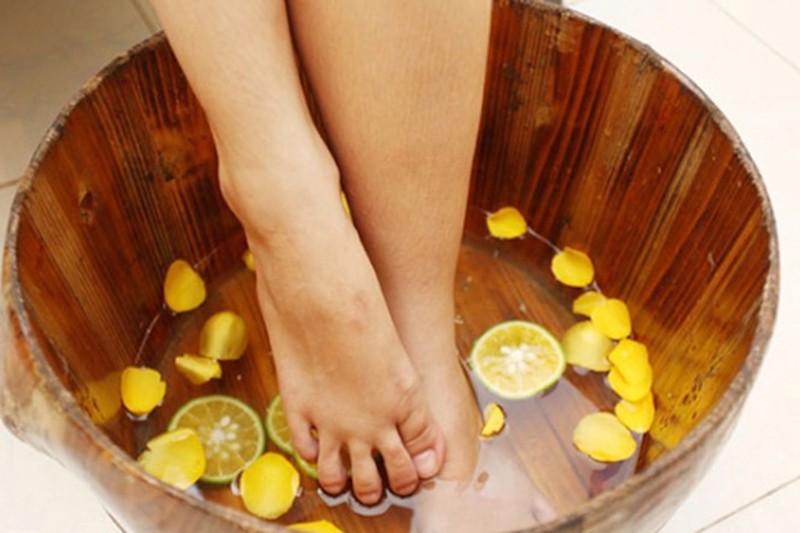 Ngâm chân trong nước nóng trước khi ngủ Ngâm chân trong nước nóng trước khi ngủ