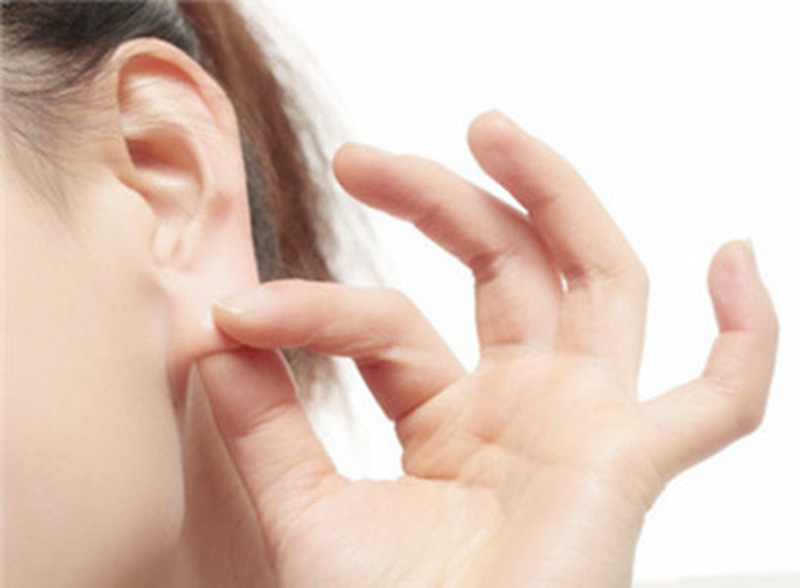 sử dụng ngón trỏ, ngón giữa và áp út xoa lên lỗ tai sử dụng ngón trỏ, ngón giữa và áp út xoa lên lỗ tai