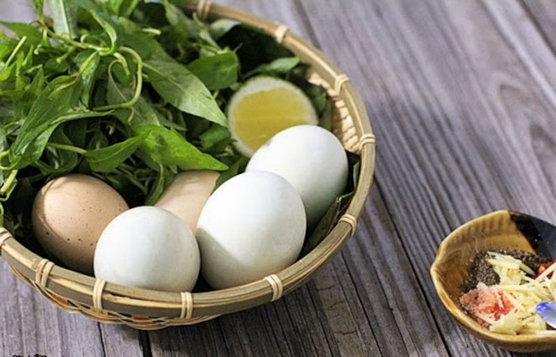 Việc ăn rau răm sẽ giúp khử tính hàn bên trong trứng vịt lộn