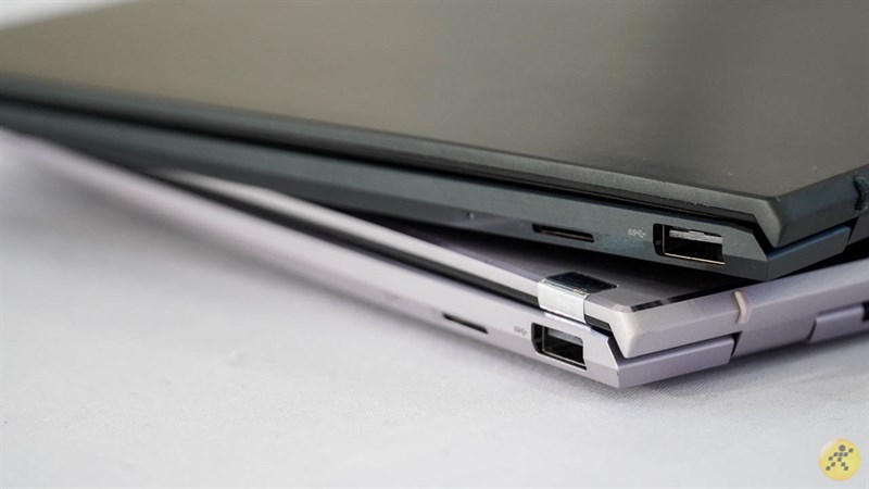 Cạnh phải của ASUS ZenBook UX425