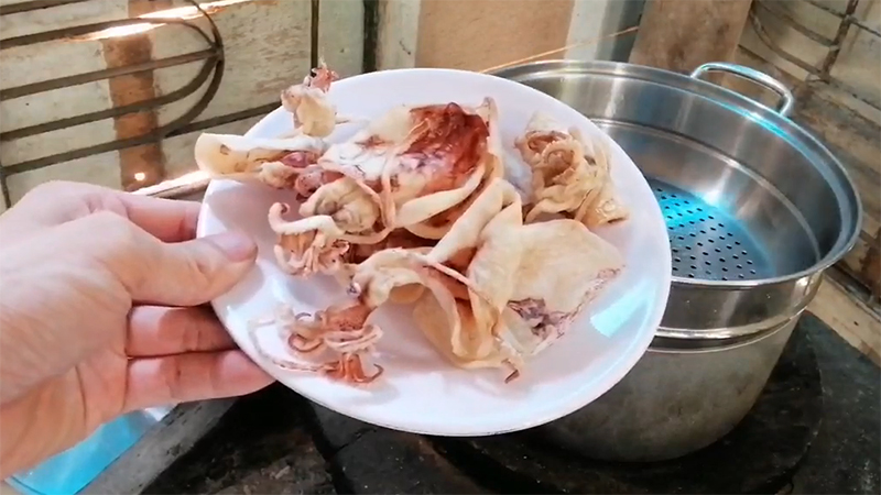 Cách làm khô mực hấp nước dừa béo thơm và dai cho cả gia đình nhâm nhi