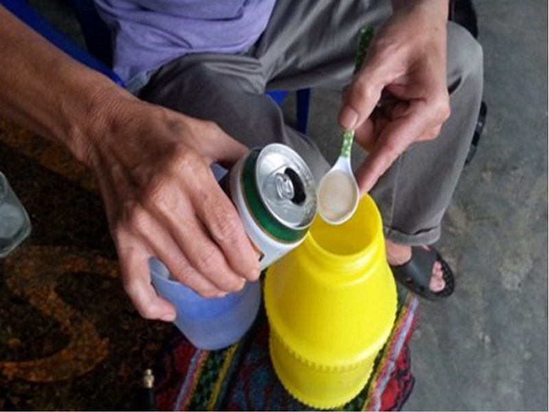 Pha bia vào bình xịt