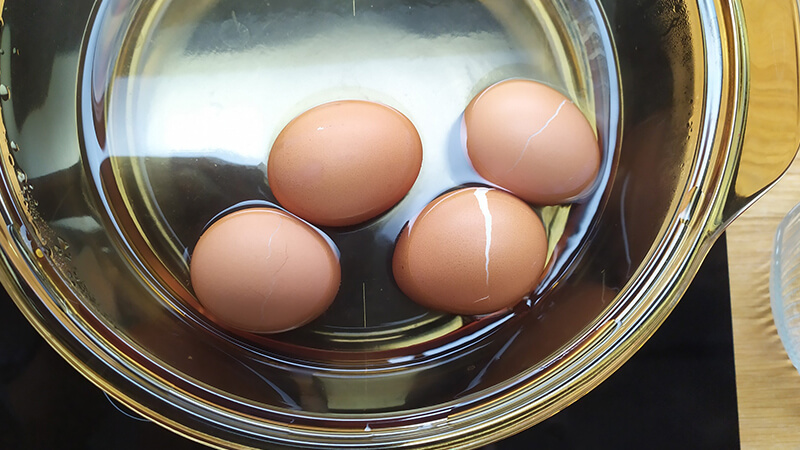 What is the green border around the egg yolk after boiling? Is eating harmful?