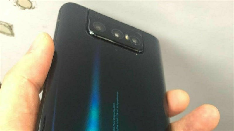 ASUS ZenFone 7 lộ ảnh thực tế trên tay người dùng trước ngày ra mắt, tiết lộ thiết kế với bộ 3 camera lật ASUS ZenFone 7 lộ ảnh thực tế trên tay người dùng trước ngày ra mắt, tiết lộ thiết kế với bộ 3 camera lật