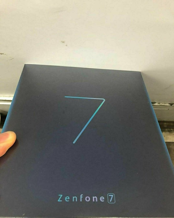 ASUS ZenFone 7 lộ ảnh thực tế trên tay người dùng trước ngày ra mắt, tiết lộ thiết kế với bộ 3 camera lật ASUS ZenFone 7 lộ ảnh thực tế trên tay người dùng trước ngày ra mắt, tiết lộ thiết kế với bộ 3 camera lật