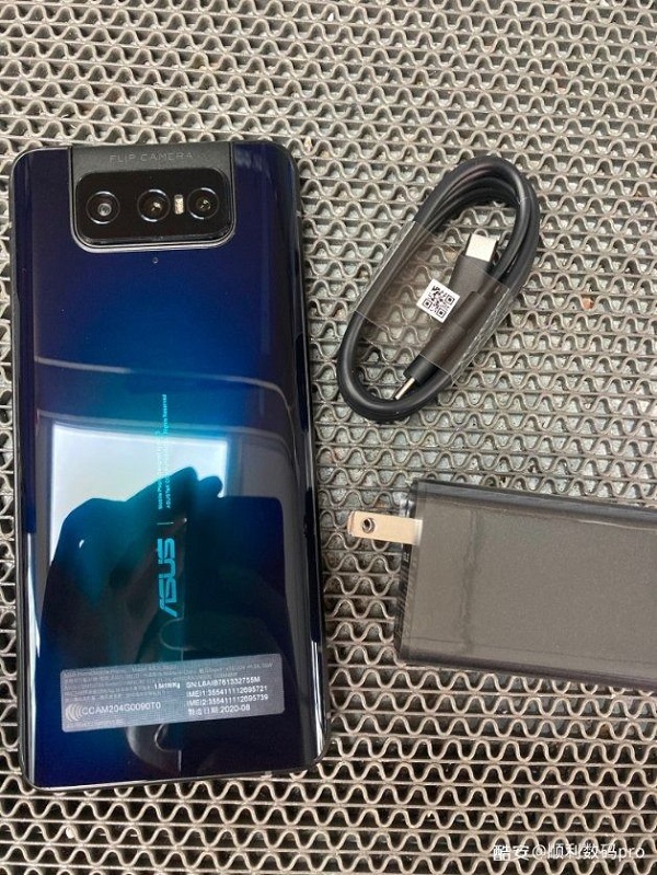 ASUS ZenFone 7 lộ ảnh thực tế trên tay người dùng trước ngày ra mắt, tiết lộ thiết kế với bộ 3 camera lật ASUS ZenFone 7 lộ ảnh thực tế trên tay người dùng trước ngày ra mắt, tiết lộ thiết kế với bộ 3 camera lật