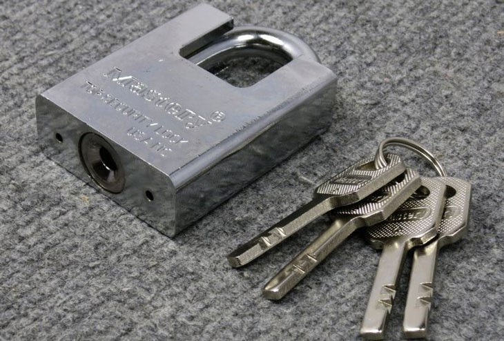 Anti-cut padlock