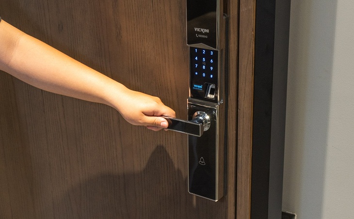 Sở hữu khóa cửa vân tay độc đáo giúp bảo vệ an toàn cho gia đình và tài sản của bạn. Với khóa cửa vân tay, bạn không còn phải lo lắng về việc quên chìa khóa hay lạc mật khẩu nữa. Hãy xem hình ảnh để tìm hiểu thêm!