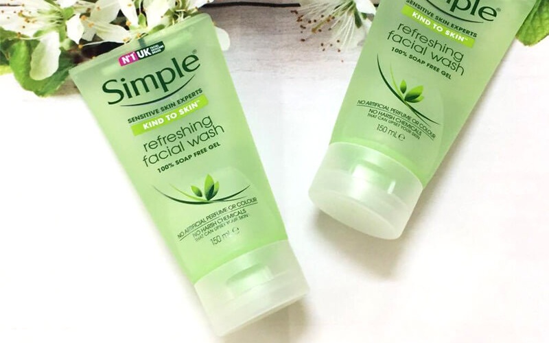 Sữa rửa mặt Simple giá khoảng 120.000 đồng / tuýp 150ml Sữa rửa mặt Simple giá khoảng 120.000 đồng / tuýp 150ml