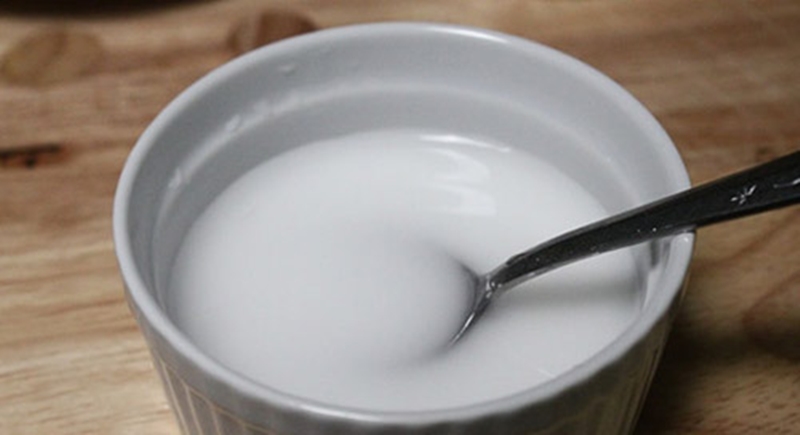 muỗng cà phê bột ngô và 50ml nước lọc vào bát và đánh đều cho hòa tan