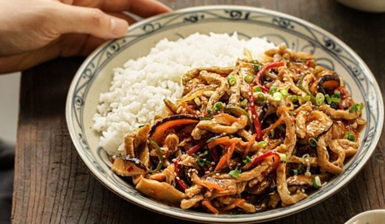 Bận bịu thì làm ngay món thịt xào rau củ theo cách này, chẳng cần nấu nướng mà lại bắt cơm