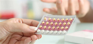 Có những yếu tố nào cần xem xét trước khi quyết định dùng thuốc tránh thai nhật khi đang cho con bú?
