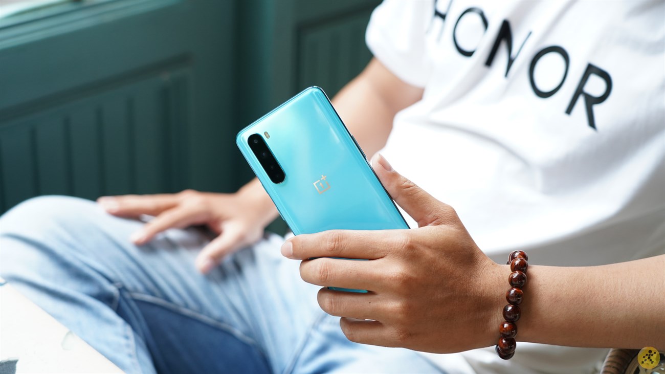 Cảm giác cầm nắm OnePlus Nord 5G rất sướng tay