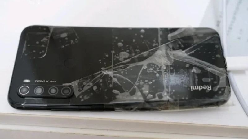 Redmi Note 8 vẫn sống sót sau cú rơi từ tầng 8 chung cư, chỉ có điều màn hình biến đổi từ dạng phẳng sang thiết kế cong