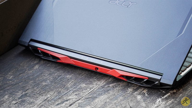 cạnh sau của Acer Nitro 5