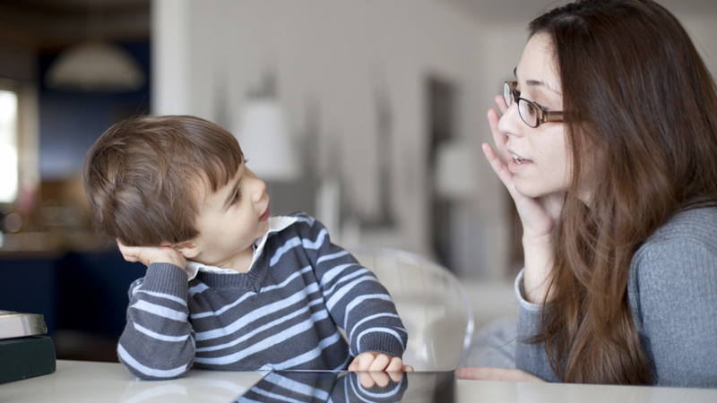 Trò chuyện, giải thích cho trẻ biết tầm quan trọng của việc phòng bệnh