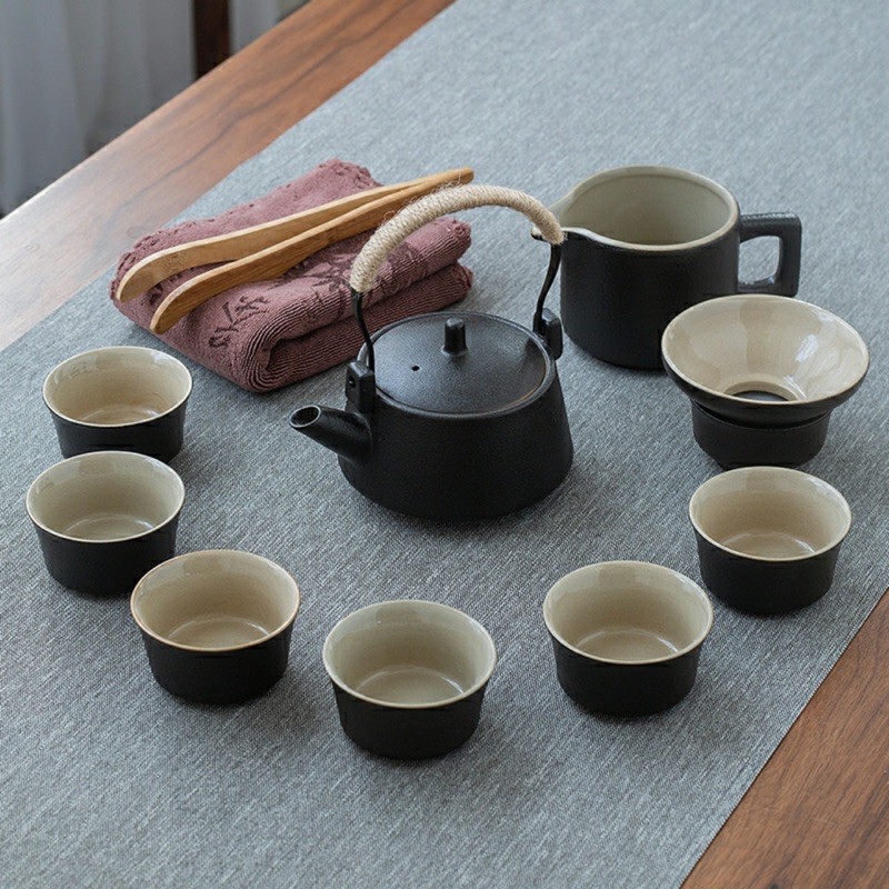 An elegant tea set is suitable as a gift
