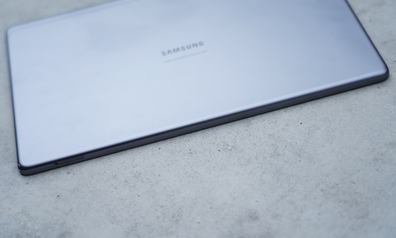 Cạnh trái trống trải chỉ có mỗi khe cắm sim cũng như cắm thẻ nhớ