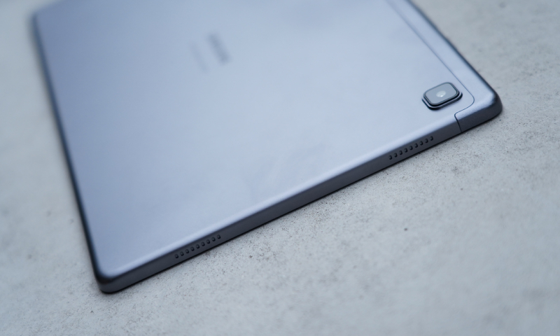 Máy được trang bị 4 loa và 2 loa được đặt trên đỉnh máy