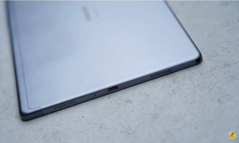 Hai loa còn lại được đặt ở phía dưới đáy máy cùng với cổng sạc type C và jack cắm tai nghe 3.5mm