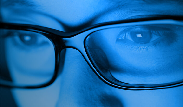 Mắt kính chống ánh sáng xanh có thật sự bảo vệ mắt như lời đồn?