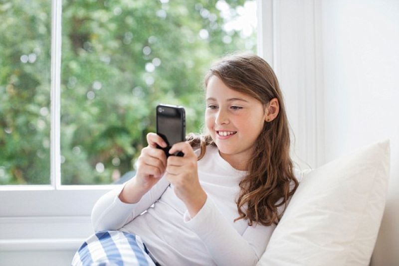 Trẻ em bao nhiêu tuổi mới nên sử dụng điện thoại?