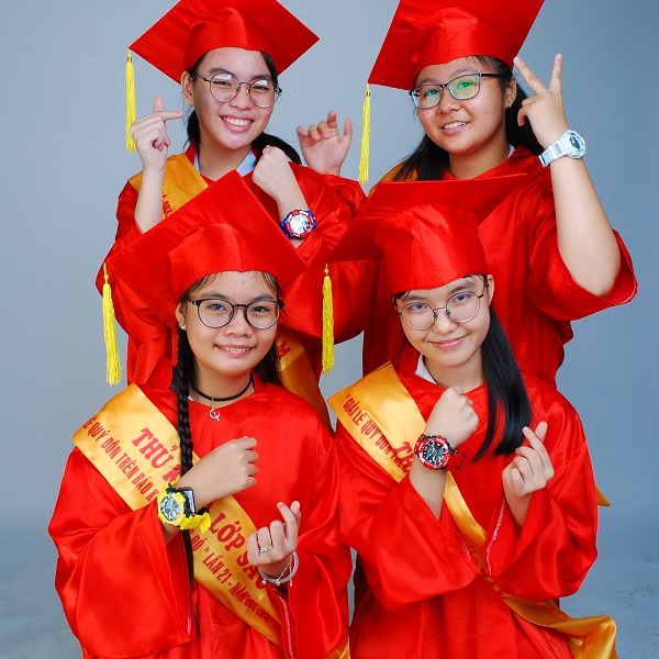 04 phần quà đặc biệt là 04 chiếc Đồng Hồ Larmes đã được trao cho 04 thủ khoa cấp 2