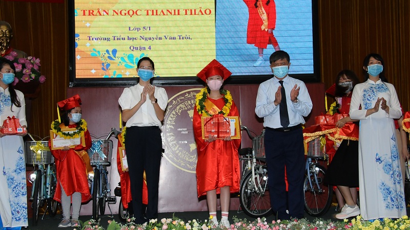 Trung Tâm Bảo Hành đồng hành cùng giải thưởng Lê Quý Đôn, tài trợ tổng cộng 118 đồng hồ cho các em đạt giải cấp 1 và cấp 2