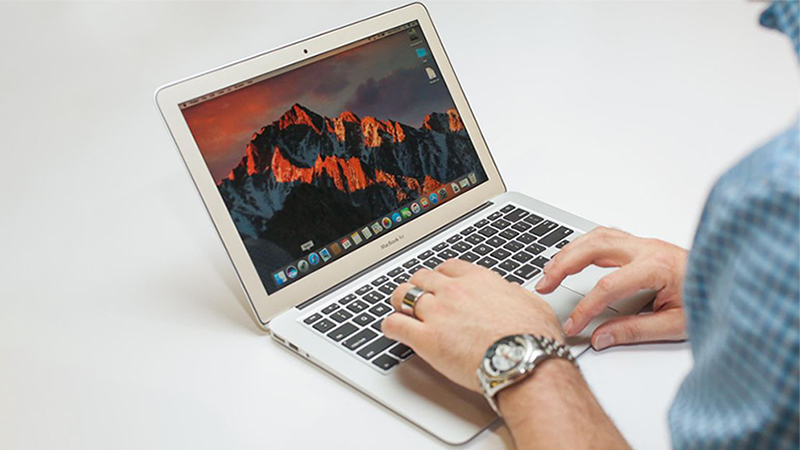 Màn hình trên Macbook Air 2017 chỉ nhỉnh hơn chuẩn HD