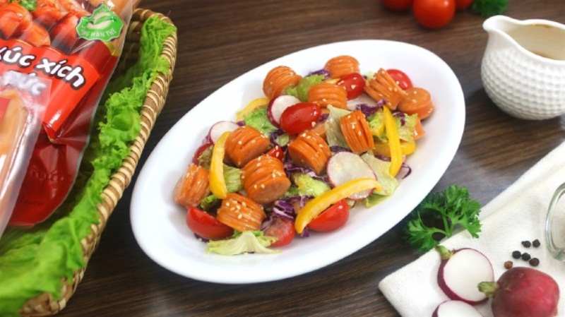 Cách làm salad xúc xích với sốt mè nướng