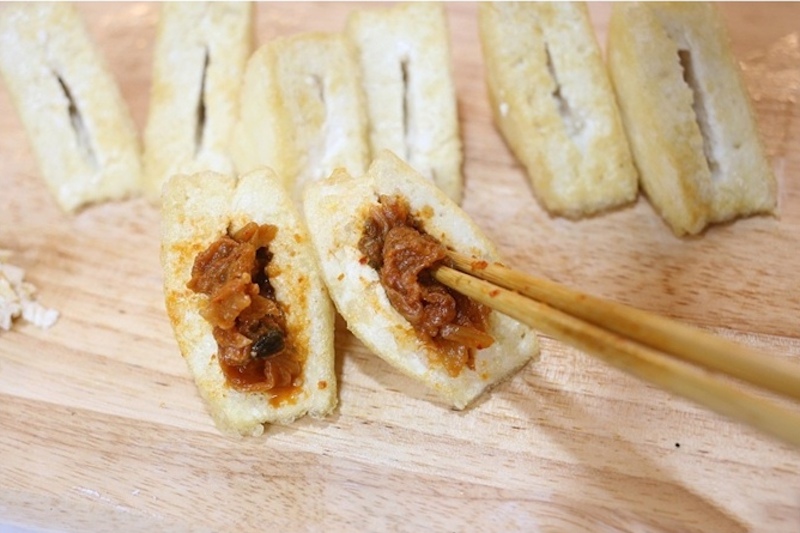 Bước 3: Nhồi kim chi vào trong đậu hũ Bước 3: Nhồi kim chi vào trong đậu hũ