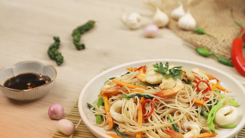 How to make delicious seafood fried noodles for lunch