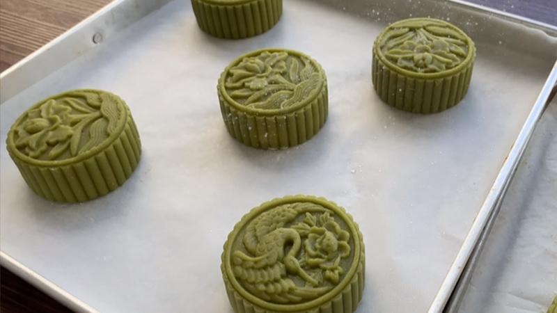 How to make delicious and refreshing green tea mooncakes at home