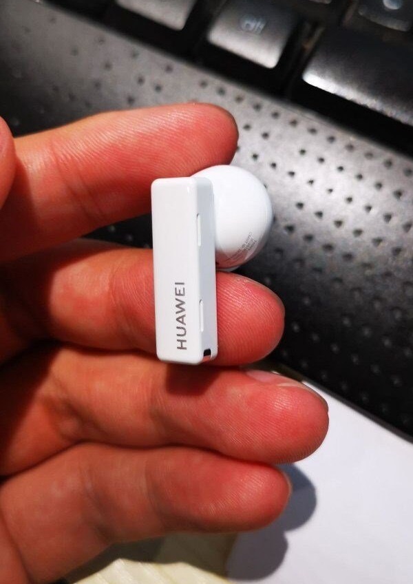 Tai nghe không dây Huawei FreeBuds Pro lộ ảnh thực tế trước khi ra mắt, thiết kế khá giống với AirPods Pro
