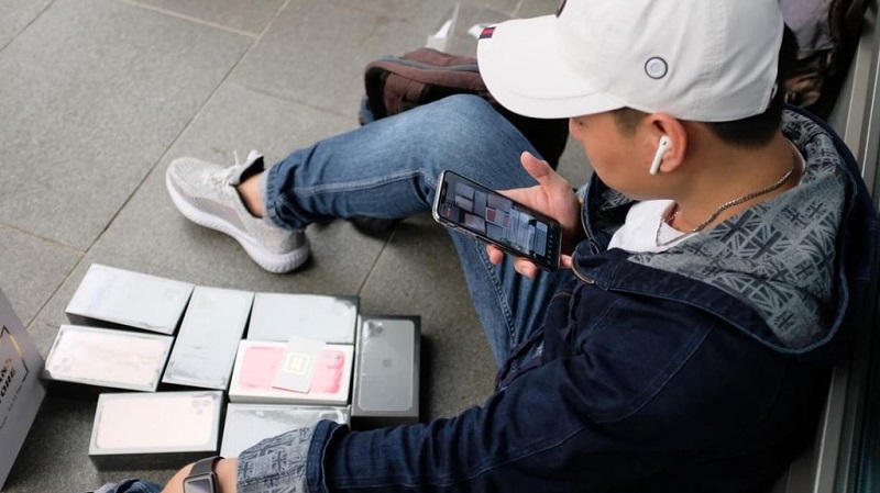 Một người bán đang livestream những chiếc iPhone 11 đầu tiên mua được từ Apple Store Orchard, Singapore.