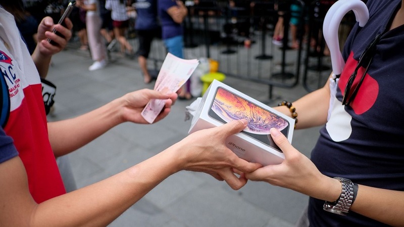 Nếu chịu đầy đủ thuế phí nhập khẩu, iPhone xách tay khó lòng cạnh tranh với hàng nhập khẩu chính ngạch.