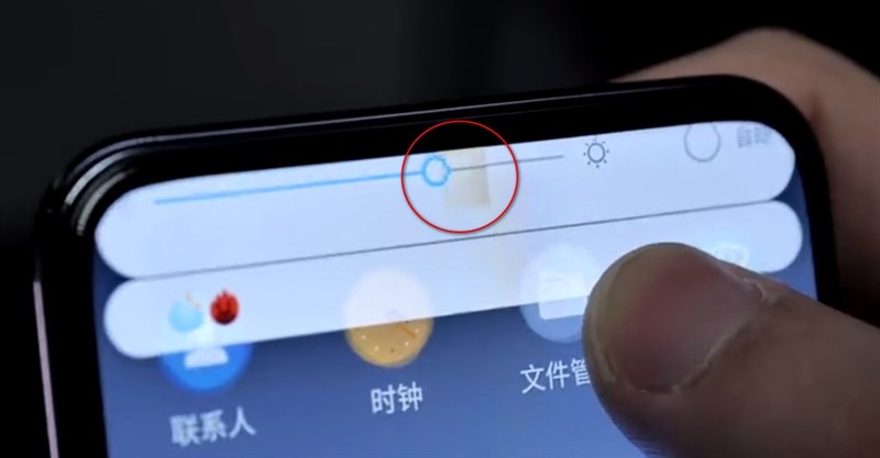 Các phần tử giao diện người dùng của Axon 20 5G ở phía trên (nợi nhúng camera selfie bên dưới) cho thấy sự khác biệt về chất lượng hiển thị so với phần còn lại của màn hình