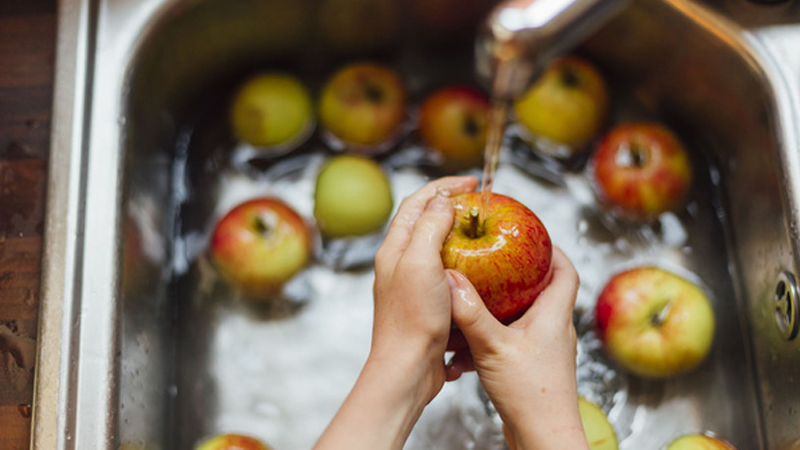 trước khi ăn bạn cần rửa táo thật sạch và kỹ