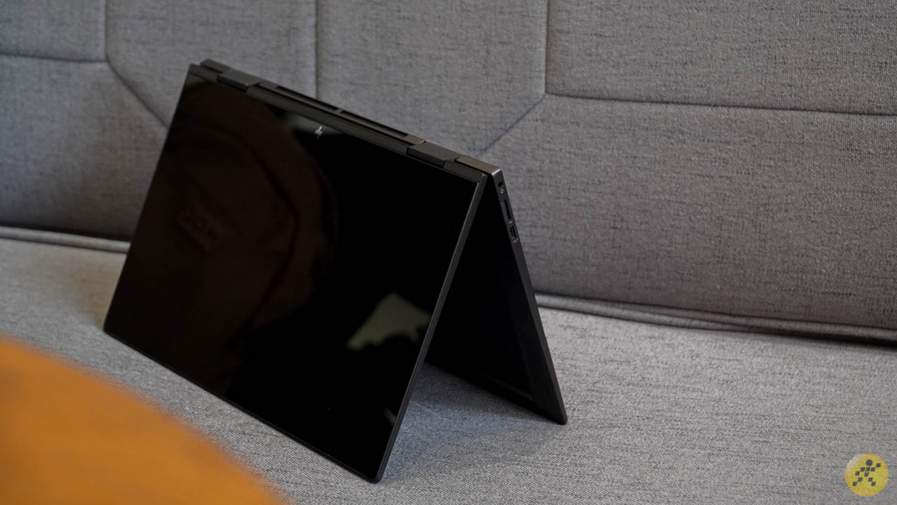 Bạn có thể dễ dàng gập chiếc máy lại 360 độ