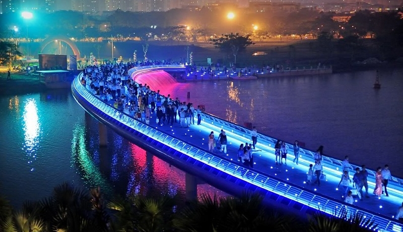 Cầu Ánh Sao và Hồ Bán Nguyệt