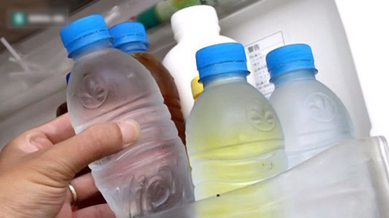 Tin đồn dùng chai nhựa đựng nước để trong tủ lạnh gây ung thư là không chính xác